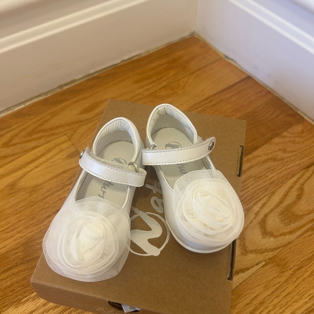 Naturino White Dress Shoes with Floral Accent